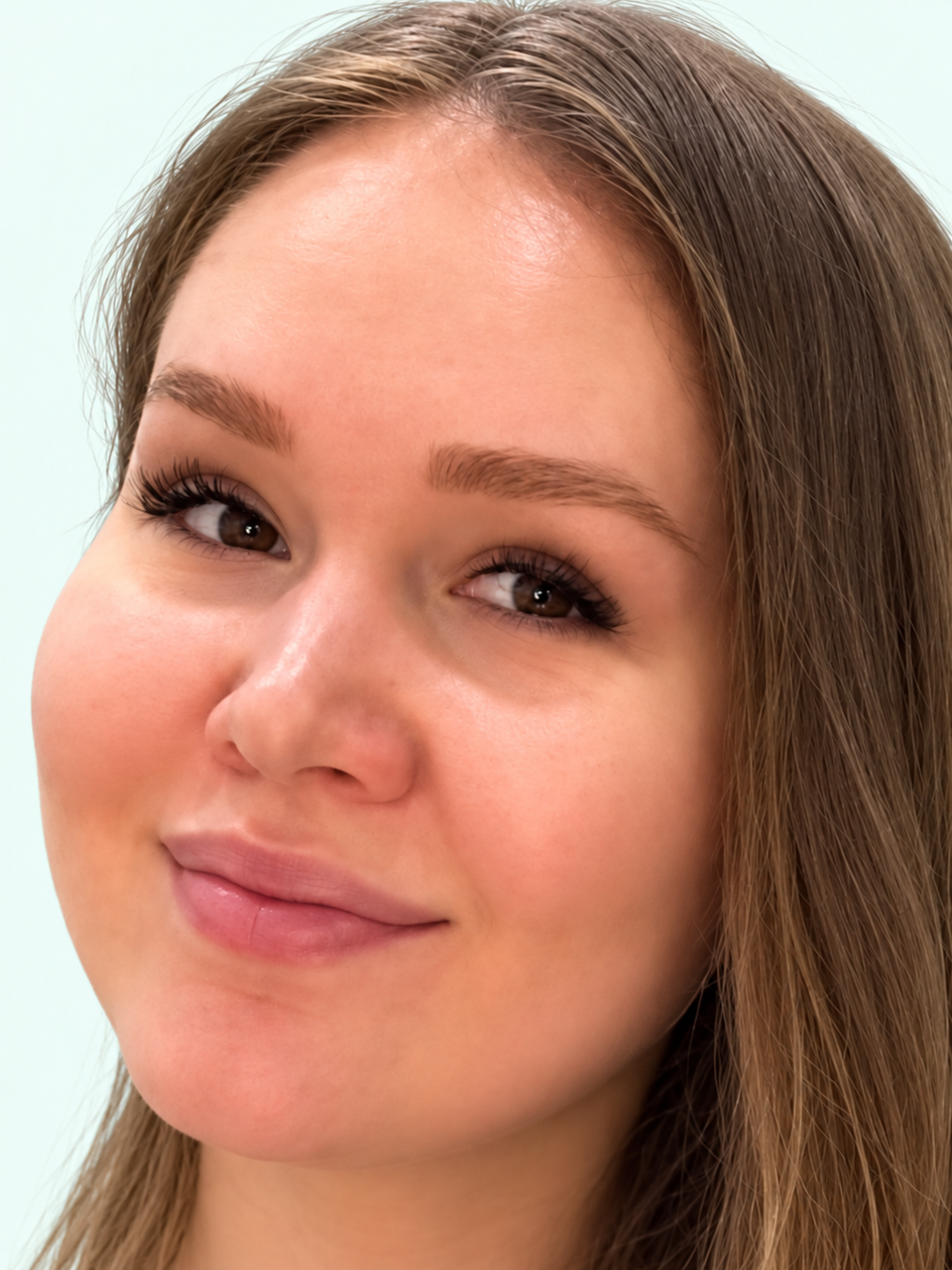 Photo de Alina U., recadrée sur fond menthe clair retouché.