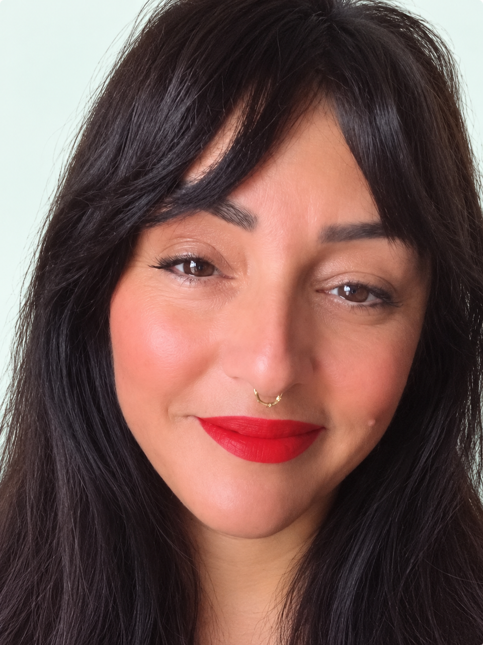 Photo de Audrey B., recadrée sur fond menthe clair retouché.