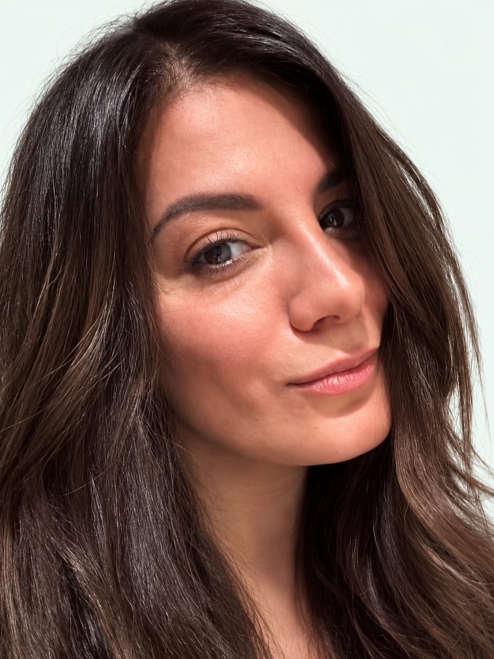 Photo de Karina C., recadrée sur fond menthe clair retouché.